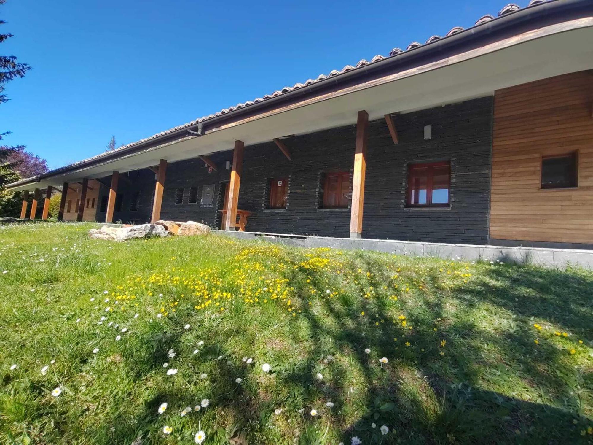 Kyomu Resort Hostel Velilla del Rio Carrion Exteriör bild